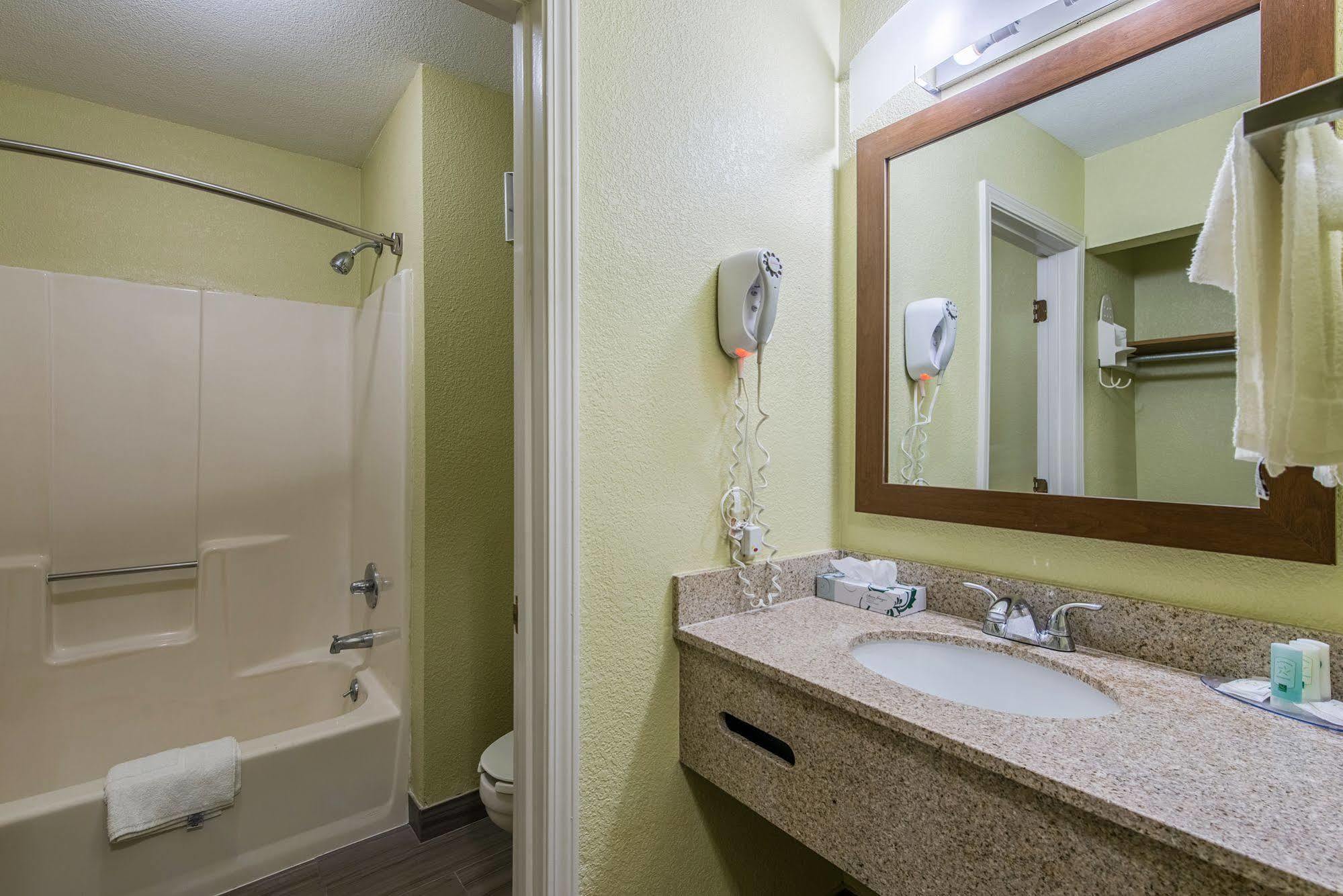 Cardinal Inn & Suites Muncie Bagian luar foto