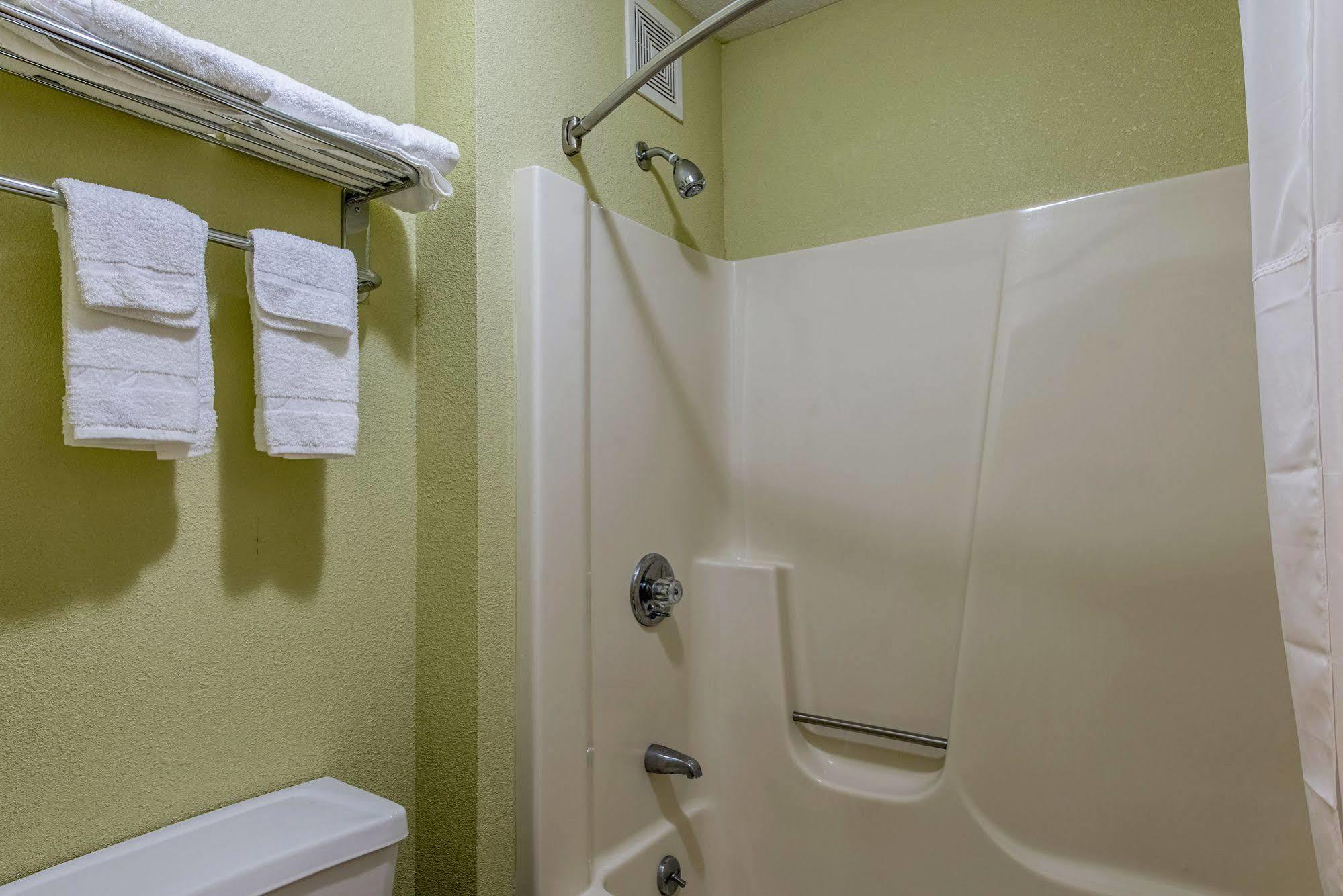 Cardinal Inn & Suites Muncie Bagian luar foto