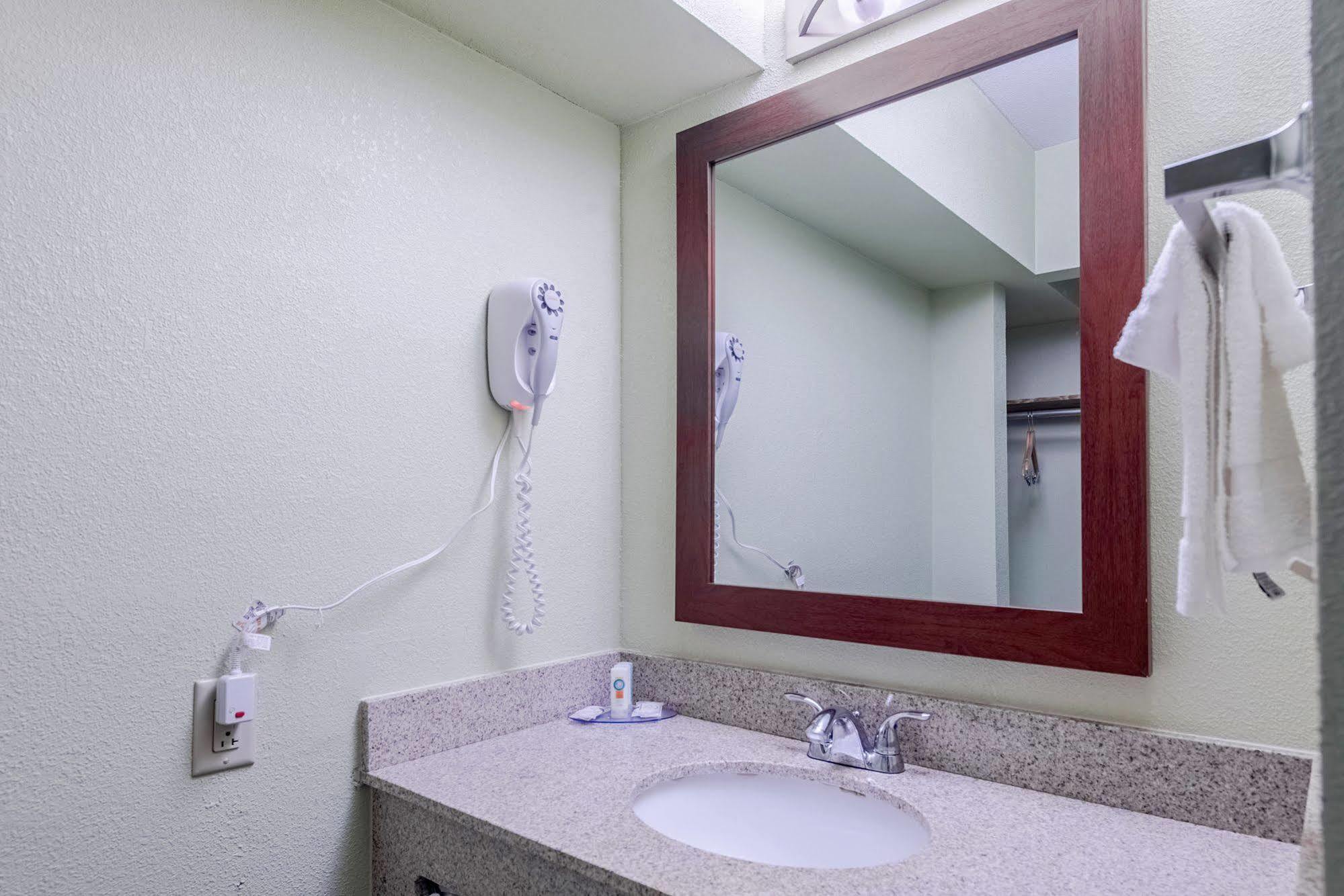Cardinal Inn & Suites Muncie Bagian luar foto